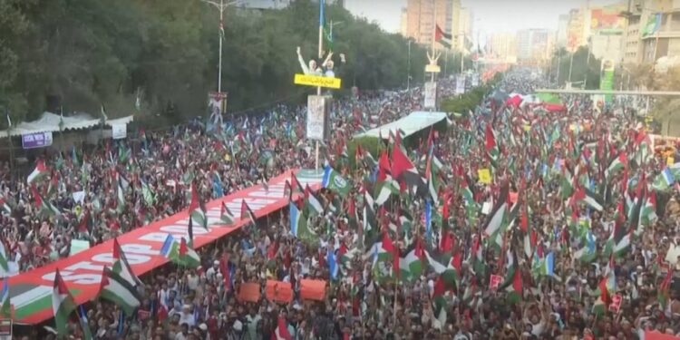 Milhares de muçulmanos pedem “morte a Israel” em protestos no Paquistão