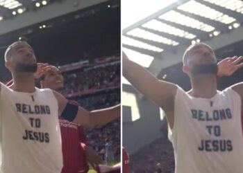 “Pertenço a Jesus”: Jogador do Liverpool imita comemoração de Kaká ao vencer campeonato