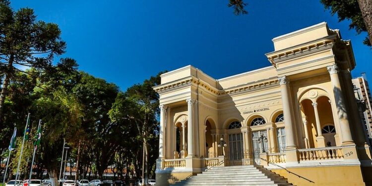 Projeto de lei de Curitiba proíbe símbolos cristãos em eventos LGBT