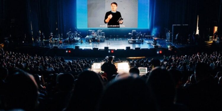 Ex-país comunista reúne mais de 2.000 evangélicos para orar por evangelismo