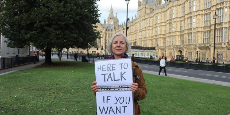 Idosa cristã é condenada por oferecer conversa perto de clínica de aborto na Inglaterra