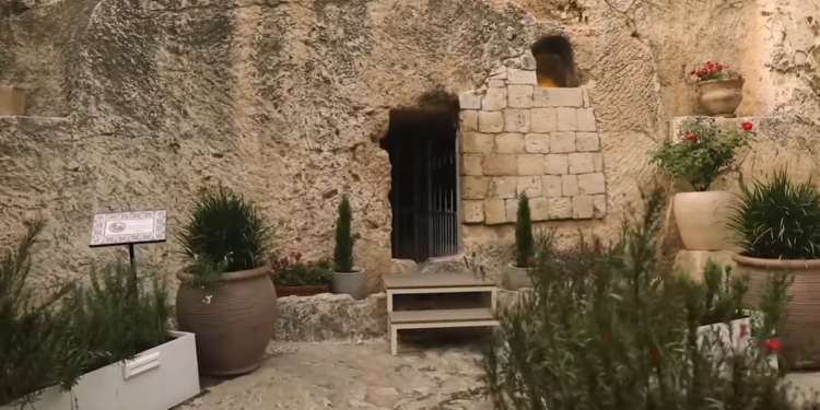 “Deus é real”: Pessoas são curadas e têm visões no Túmulo de Jesus, em Jerusalém