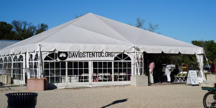 Ativistas pró-Palestina tentam interromper culto em meio a protesto nos EUA