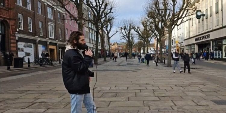 Liminar quer proibir cristãos de pregarem nas ruas da Inglaterra: ‘Criminalização da fé’