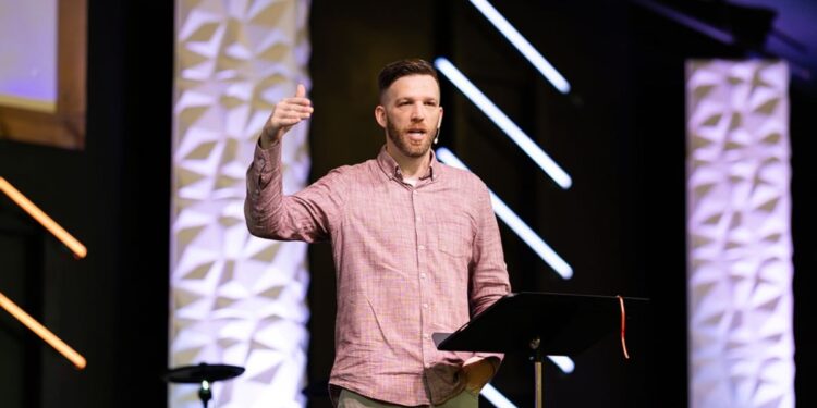 Ex-ateu, pastor encoraja igreja a orar por cura: “Temos autoridade em Jesus”