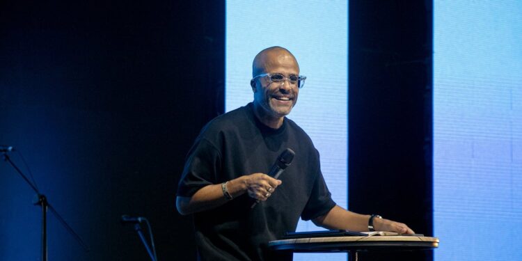 ‘Um verdadeiro líder promove quem está ao seu lado’, diz pr. Fabiano Ribeiro