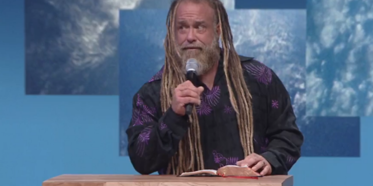 Todd White é acusado de violência doméstica, roubo, abuso espiritual, manipulação e uso indevido de doações