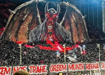 Torcida causa repulsa ao invocar Lúcifer em estádio de futebol