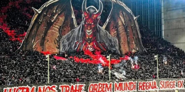 Torcida causa repulsa ao invocar Lúcifer em estádio de futebol