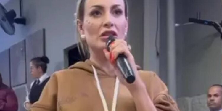 Andressa Urach vai a culto evangélico e compartilha seu testemunho de vida