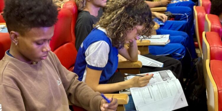 Governo de RO realiza 1º Aulão Preparatório para o Enem 2025 com a participação de 1.200 estudantes, em Porto Velho
