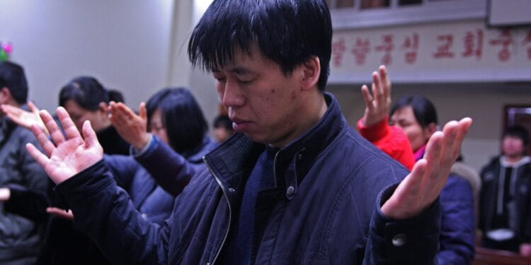 Entenda como missionários conseguem distribuir bíblias na China