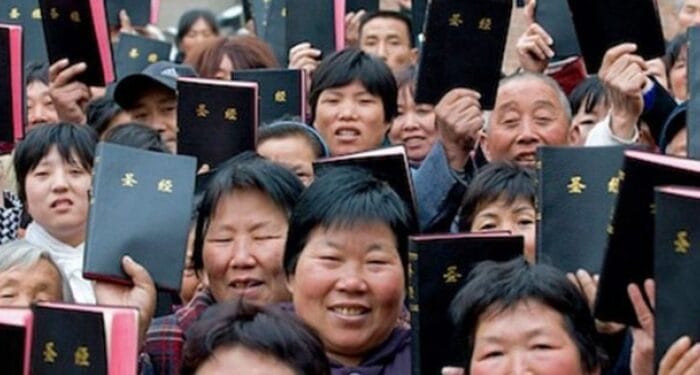 Cristianismo na China parou de crescer desde 2010? Especialistas comentam