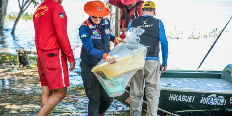 Comunidades ribeirinhas atingidas pela cheia do Rio Madeira recebem cestas básicas e água potável
