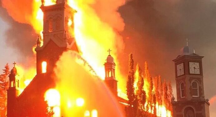 Estudo analisa razões por trás do aumento de ataques incendiários em igrejas no Canadá