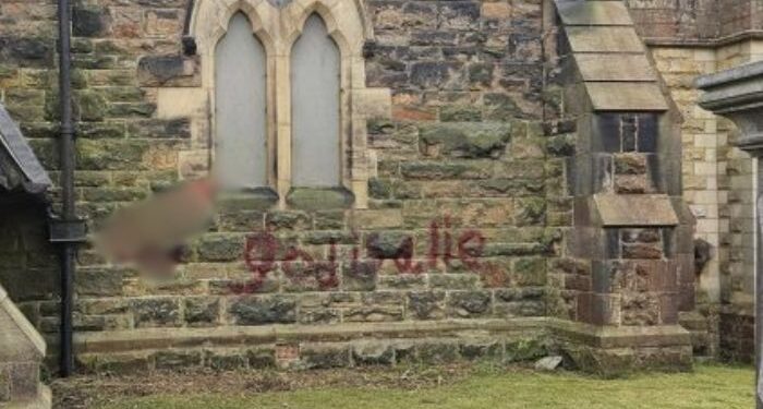 Vândalos picham imagens obscenas e mensagens anticristãs em igreja antes da Páscoa