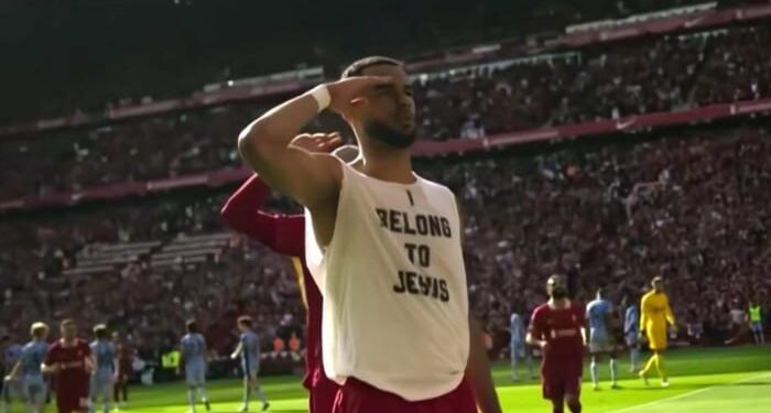 Jogador cristão do Liverpool pode ser punido por mostrar mensagem religiosa