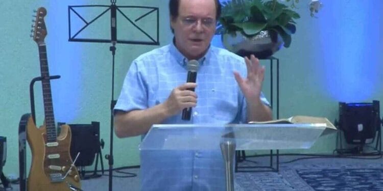 Pastor propaga desinformação e diz que vacina de Covid será misturada com a de gripe