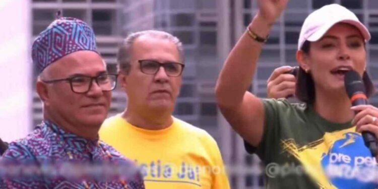 Evangélicos que criticaram Kleber Lucas, agora aplaudem união de pai de santo e pastores
