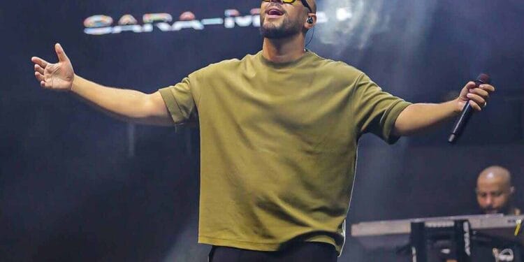 Ton Carfi decide não cobrar cachê para cantar em igrejas carentes