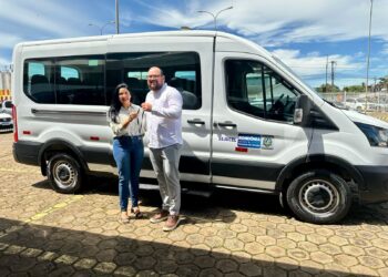 Cristiane Lopes entrega van e fortalece apoio ao esporte em Rondônia