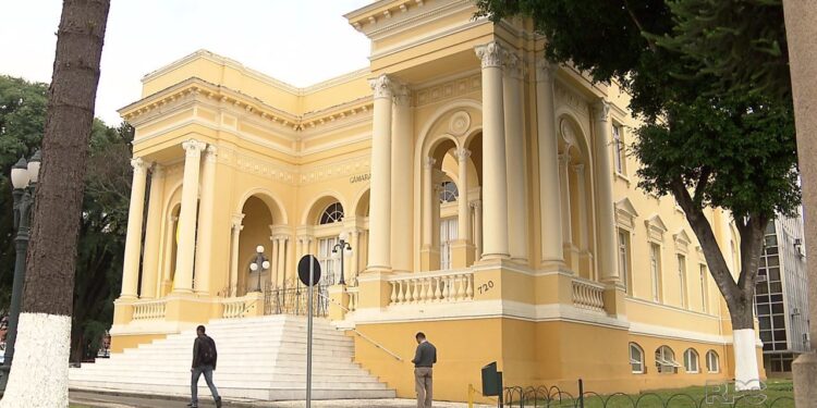 Projeto de lei quer proibir símbolos cristãos em eventos LGBT de Curitiba