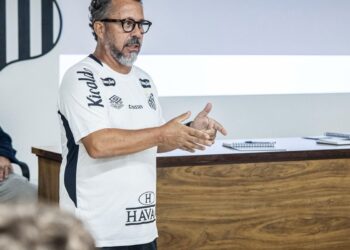 Ex-auxiliar de Tite, Cleber Xavier debuta como técnico no Santos