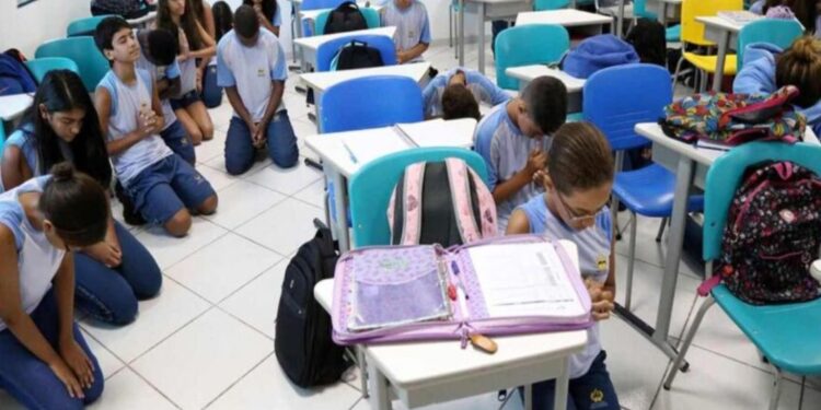 Veja detalhe da lei aprovada que criou momento de oração em escolas