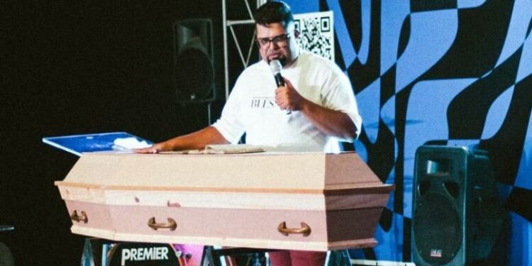 Pastor pregou sobre um caixão e reação das pessoas surpreendeu