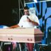 Pastor pregou sobre um caixão e reação das pessoas surpreendeu