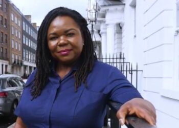 Enfermeira cristã afastada após trans condenado prestar queixa