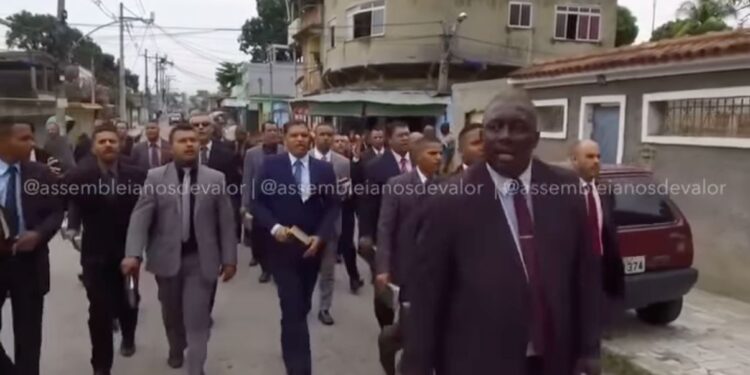 Obreiros tomam iniciativa que há muito não se via nas ruas; Veja