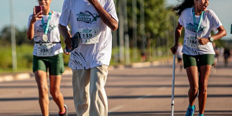 Aos 75 anos, participante finaliza corrida do Iperon e emociona com história de superação