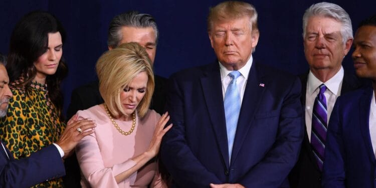 Gabinete de Fé de Trump pretende alinhar os EUA a Deus