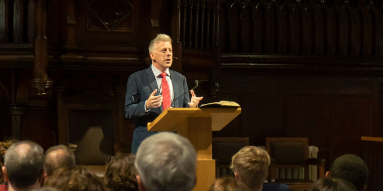 Veja 5 conselhos sobre a importância do pastor amar à esposa