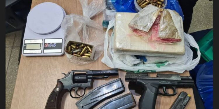 Operação policial em Vilhena deixa dois mortos e apreende armas, drogas e dinheiro
