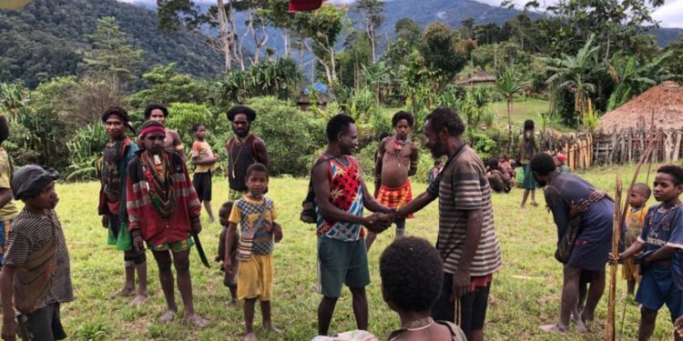 Piloto missionário testemunha o evangelismo de tribo de canibais