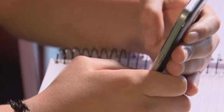 criança emociona ao usar o celular da mãe; Veja