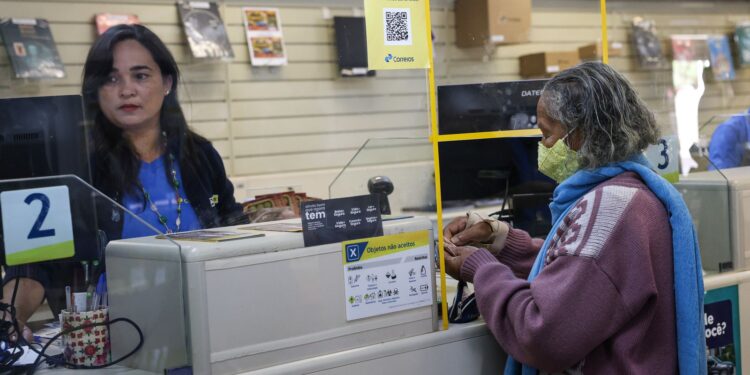 Correios fazem primeiros atendimentos a vítimas da fraude no INSS