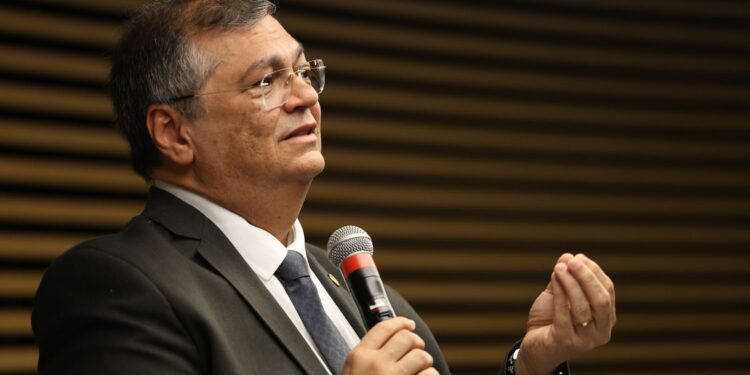 Dino diz que não cabe ao Judiciário redesenhar sistema tributário