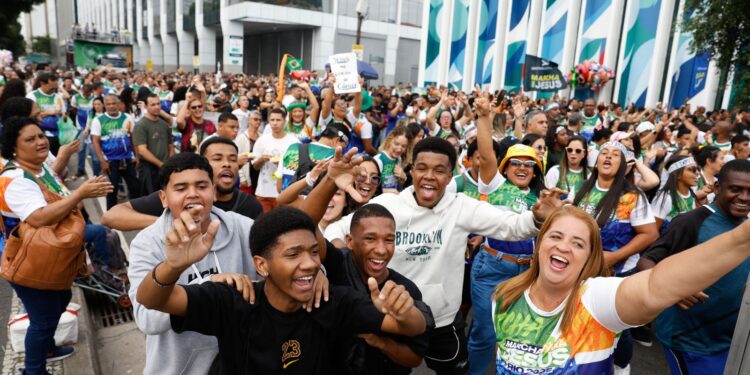 Marcha para Jesus reúne milhares de fiéis no centro do Rio de Janeiro