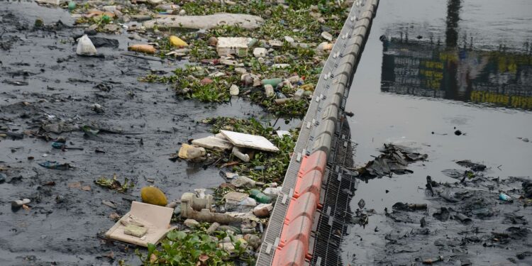 Baía de Guanabara recebe 3 milhões de litros de chorume por dia