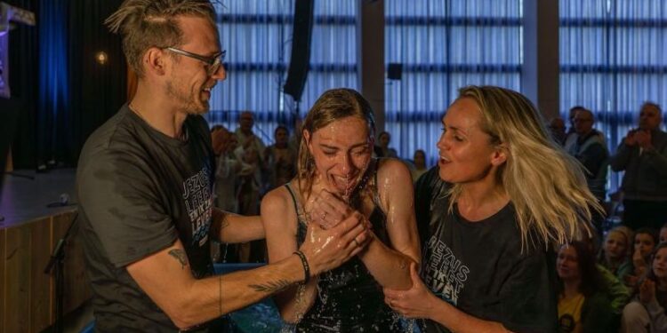 ex-adepta da Nova Era se rende a Jesus Cristo