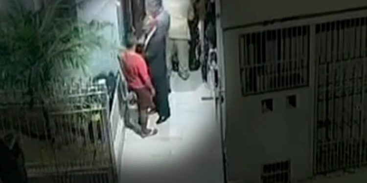 Homem tenta invadir igreja em SP, é contido e reage brutalmente