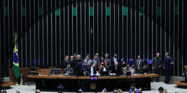 Câmara aprova urgência para PL que proíbe desconto automático no INSS
