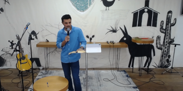 Ator Felipe Simas prega em igreja no Rio: ‘Jesus nos deu acesso ao Pai’