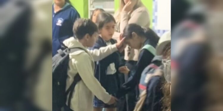Pai se emociona ao ver crianças orando por sua filha na escola: “A fé delas tem poder”