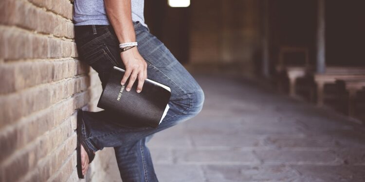 Cresce o engajamento bíblico entre homens jovens nos EUA após quatro anos de queda