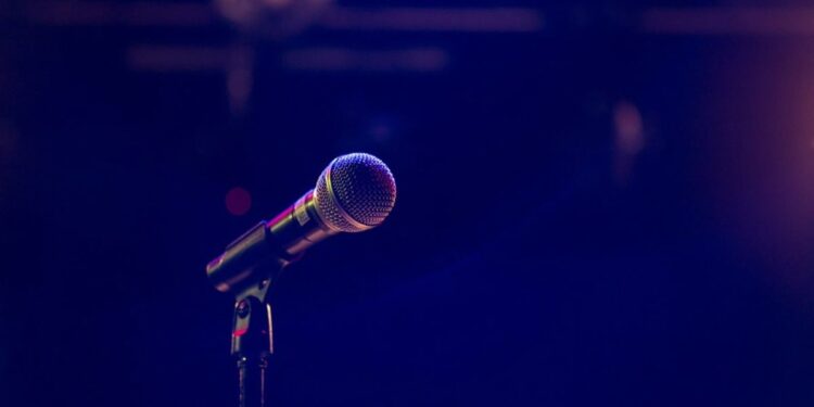 ‘Inconstitucional’: Escola proíbe aluno de cantar louvor em show de talentos nos EUA