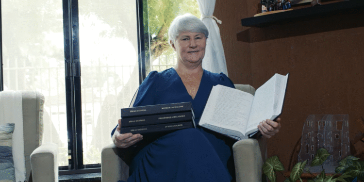 Mãe presenteia filhos com Bíblia escrita à mão e inspira: ‘A Palavra de Deus transforma’